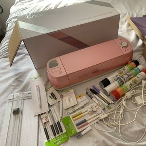 Cricut Explore Air 2 in ROSE color. Very lightly used, still in original box.